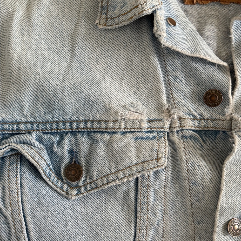 Distressed Levi’s Jacket - Picture 4 of 5